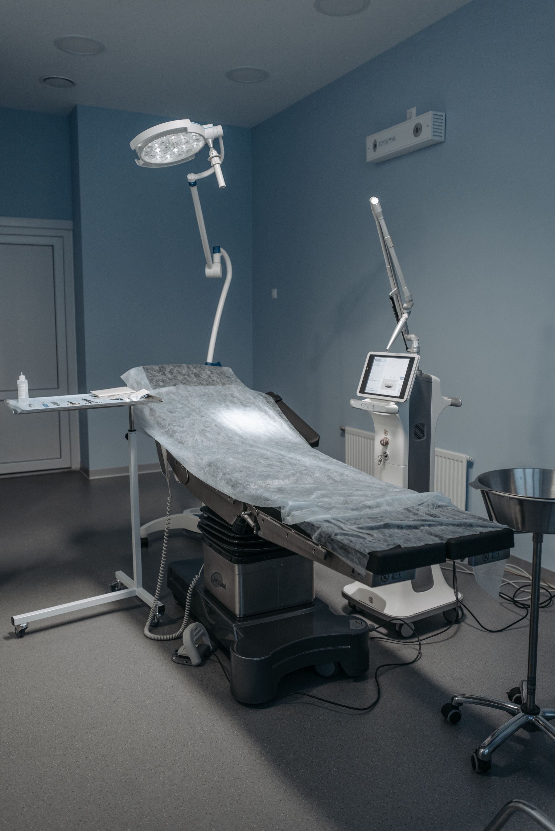 Procedure room with an examination table and lighting