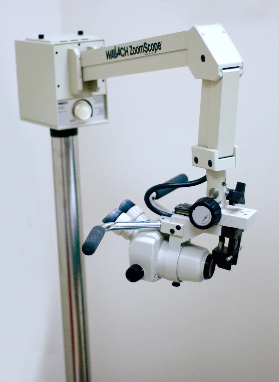 A stand-mounted colposcope, photographed in March 2007. Archive equipment example.