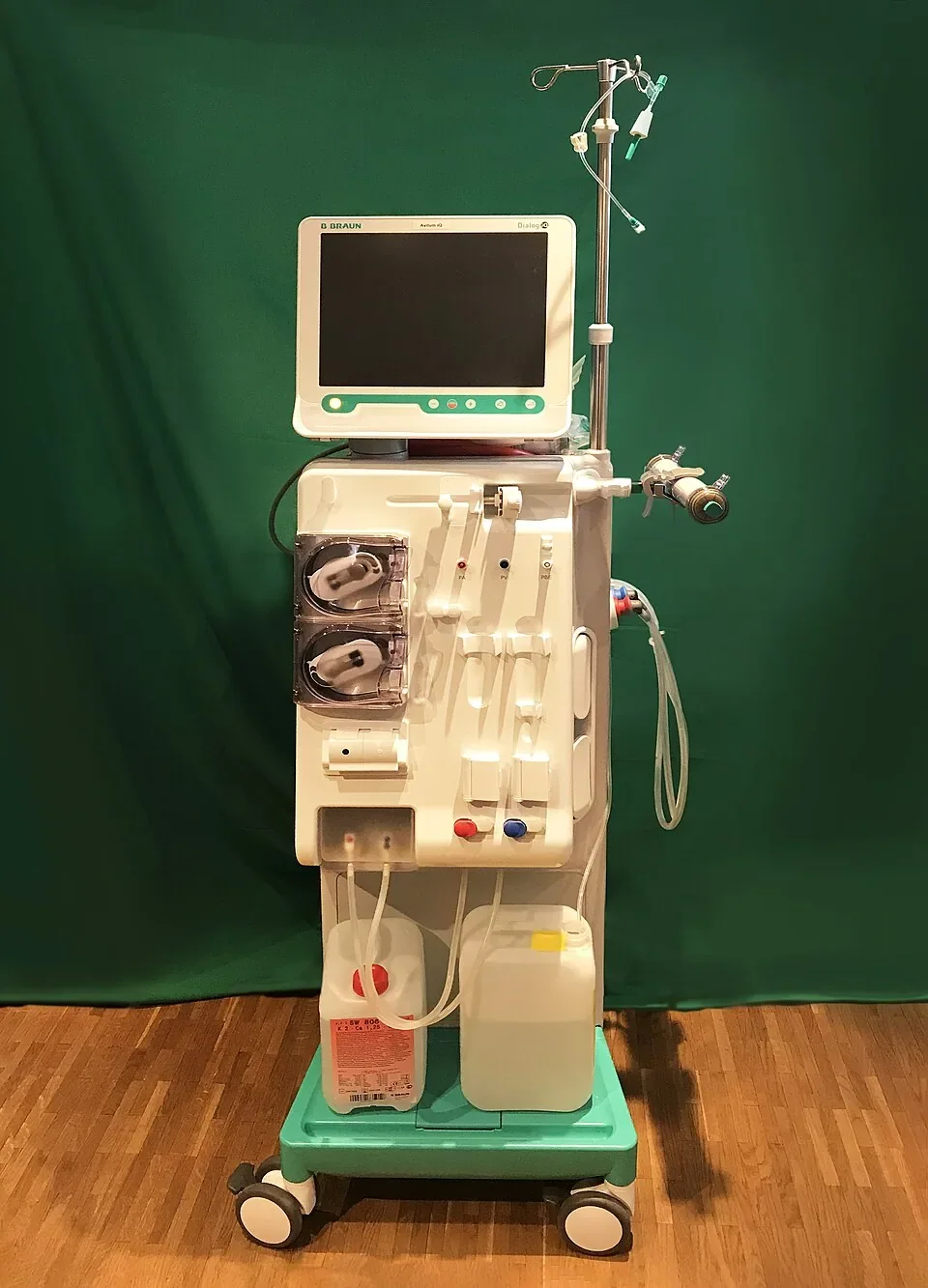 A B. Braun Dialog dialysis machine with its display and front treatment controls.