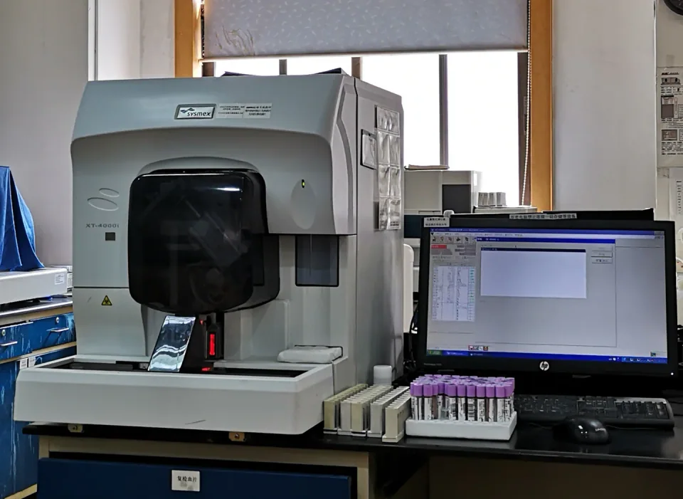 Sysmex XT-4000i hematology analyzer with sample racks and its connected laboratory workstation.