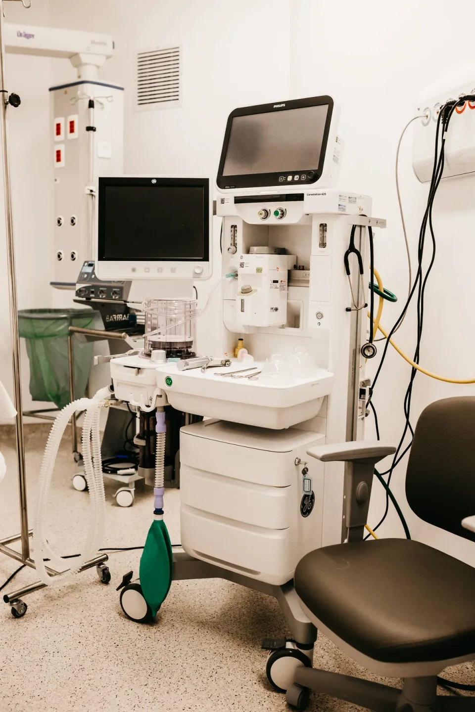 GE Carestation 620 anesthesia workstation with flow controls, vaporizer, breathing circuit and patient monitor.