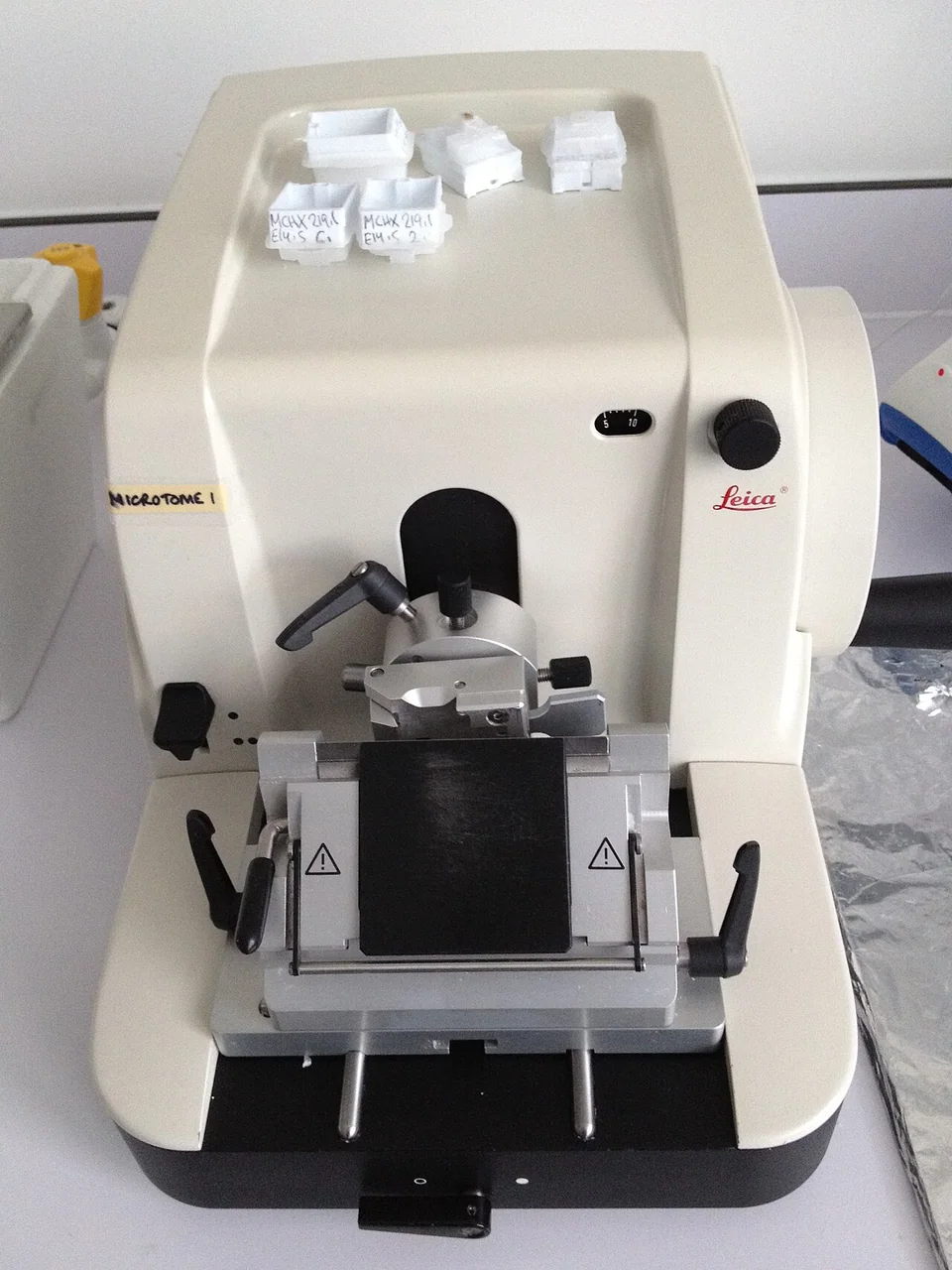 Leica rotary microtome for specimen sectioning