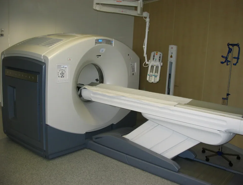 A GE Discovery D600 PET/CT system, photographed in Stuttgart in October 2009. Archive equipment example.